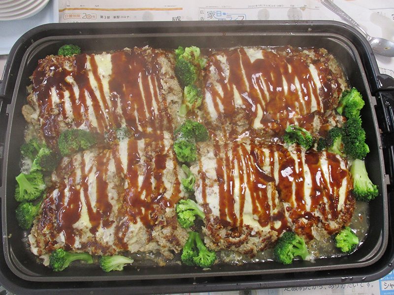 お昼作り(巨大ハンバーグ) - 小多機まなぐら南