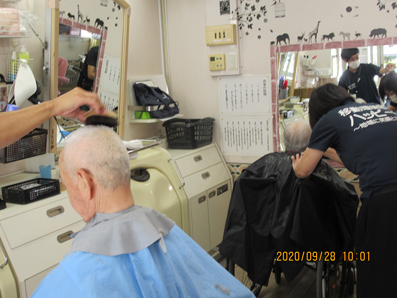 202009散髪2 - ケアハウス福山