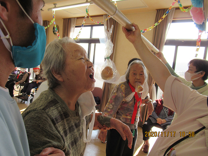 20201103秋の運動会パン食い競争 - ケアハウス福山