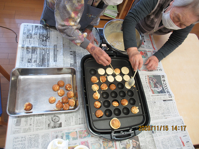20201115たこ焼き型ホットケーキ作り1 - ケアハウス福山