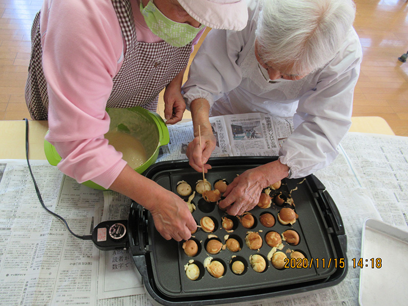 20201115たこ焼き型ホットケーキ作り2 - ケアハウス福山
