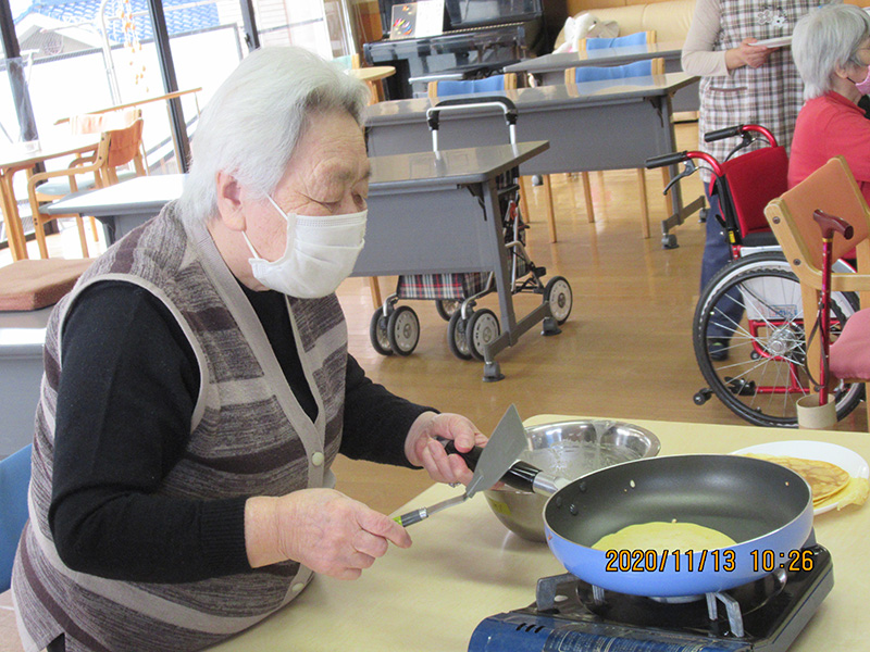 20201118クレープ作り1 - ケアハウス福山