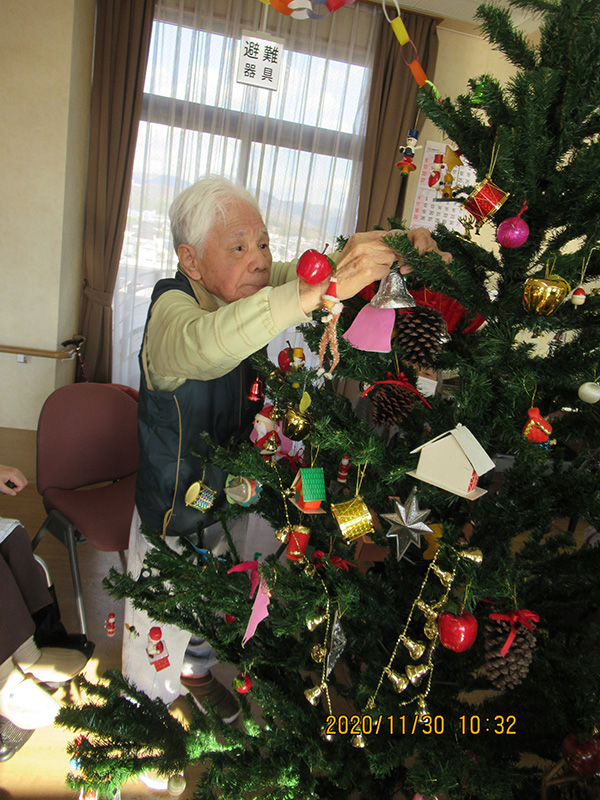 20201130クリスマスツリー飾り1 - ケアハウス福山