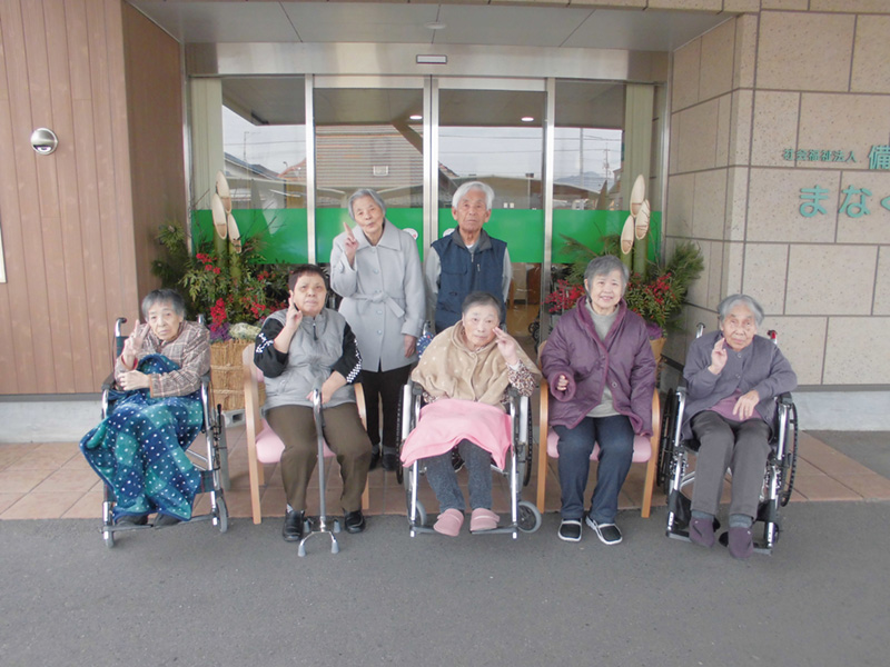 門松の前で・・・ - ショートまなぐら