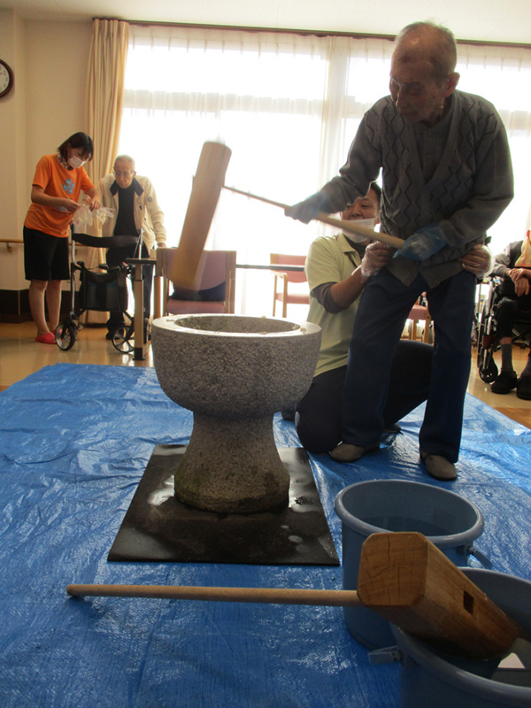 餅つき1 - 小多機まなぐら南