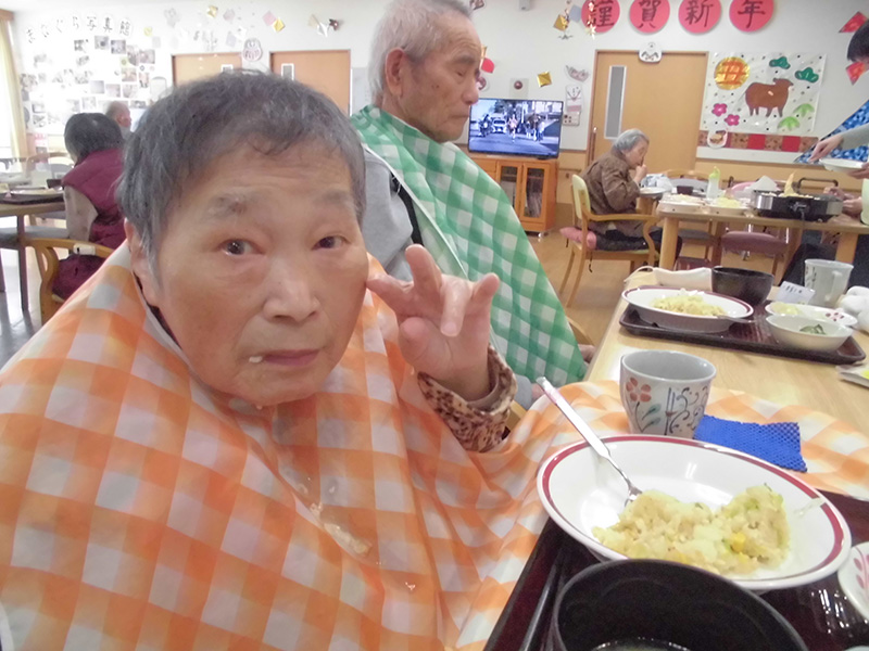 お昼作り『ごろっとベーコンレタスチャーハンと焼き餃子』1 - ショートまなぐら
