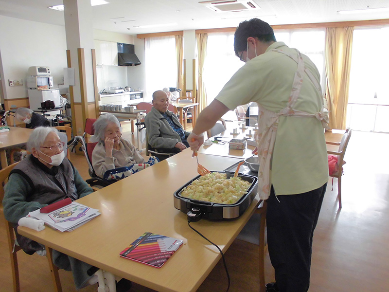 お昼作り『ごろっとベーコンレタスチャーハンと焼き餃子』3 - ショートまなぐら