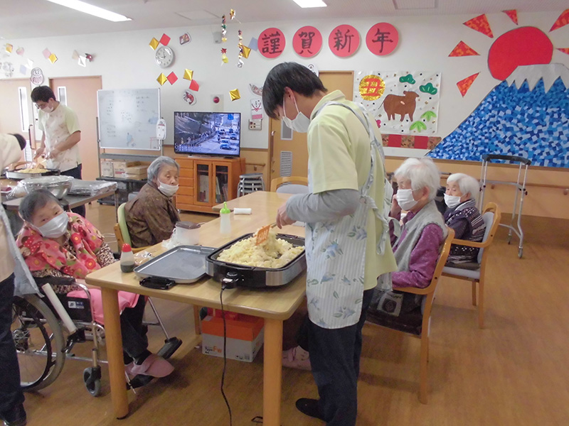 お昼作り『ごろっとベーコンレタスチャーハンと焼き餃子』4 - ショートまなぐら