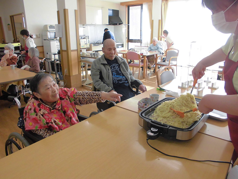 お昼作り『ネギたっぷりの塩焼きそばとお好み焼き』1 - ショートまなぐら