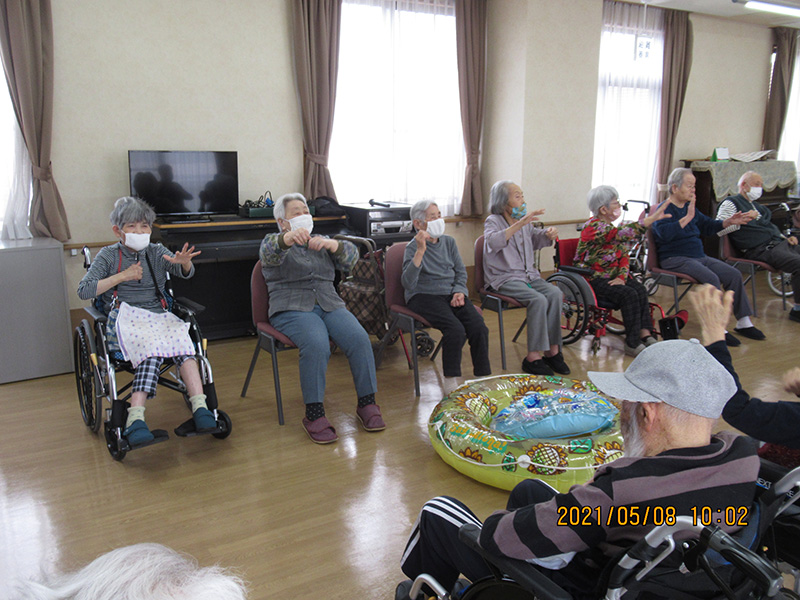 2021年5月レク お手玉遊び1 - ケアハウス福山