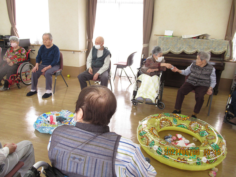 2021年5月レク お手玉遊び2 - ケアハウス福山