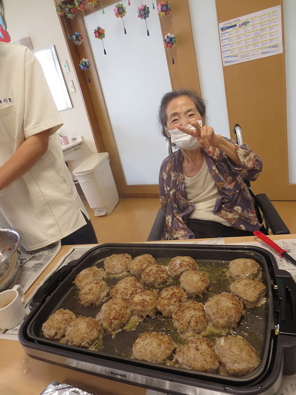 お昼作り【ハンバーグ】 - 小多機まなぐら南