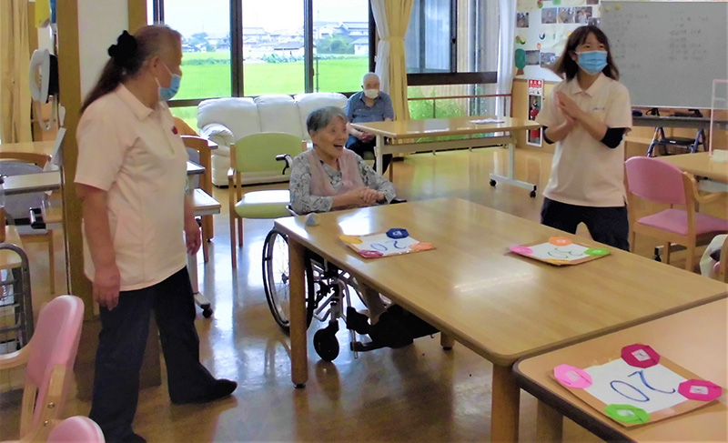 レクリエーション『お手玉でポン』1 - ショートまなぐら