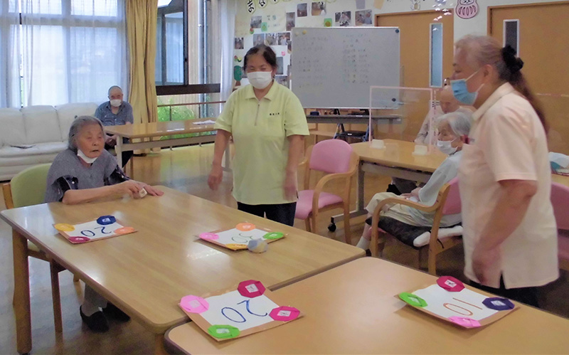 レクリエーション『お手玉でポン』2 - ショートまなぐら