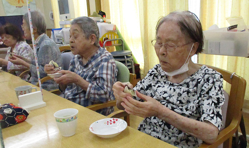 おやつ作り　『桃のあん巻き』 - デイまなぐら