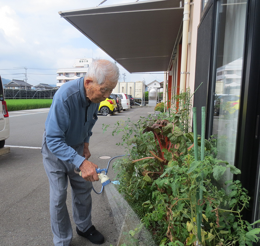 男前の水やり - 小多機まなぐら南