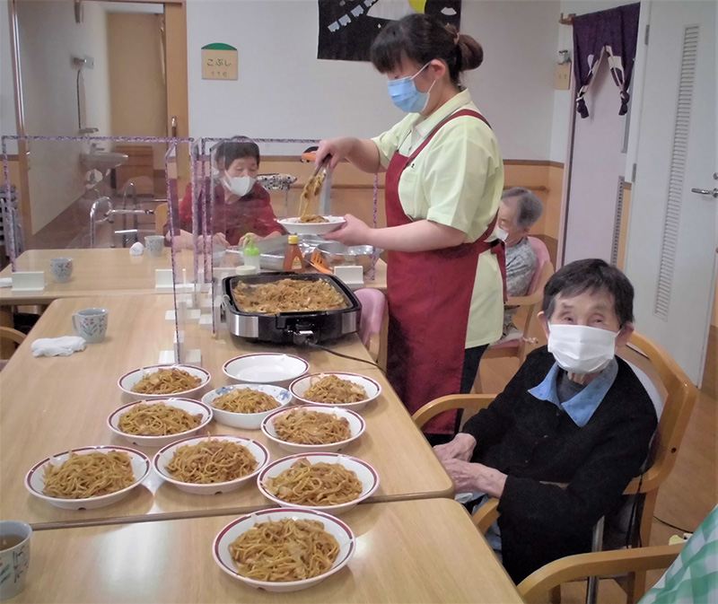 お昼作り『屋台風焼きそば』2 - ショートまなぐら