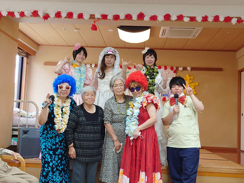 敬老会1　職員の仮装と一緒に - デイ備後