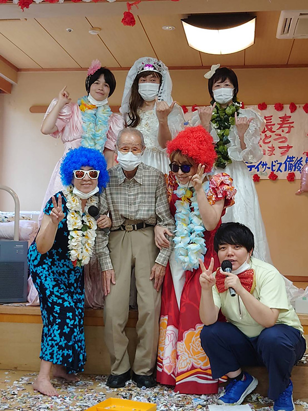 敬老会2　職員の仮装と一緒に - デイ備後