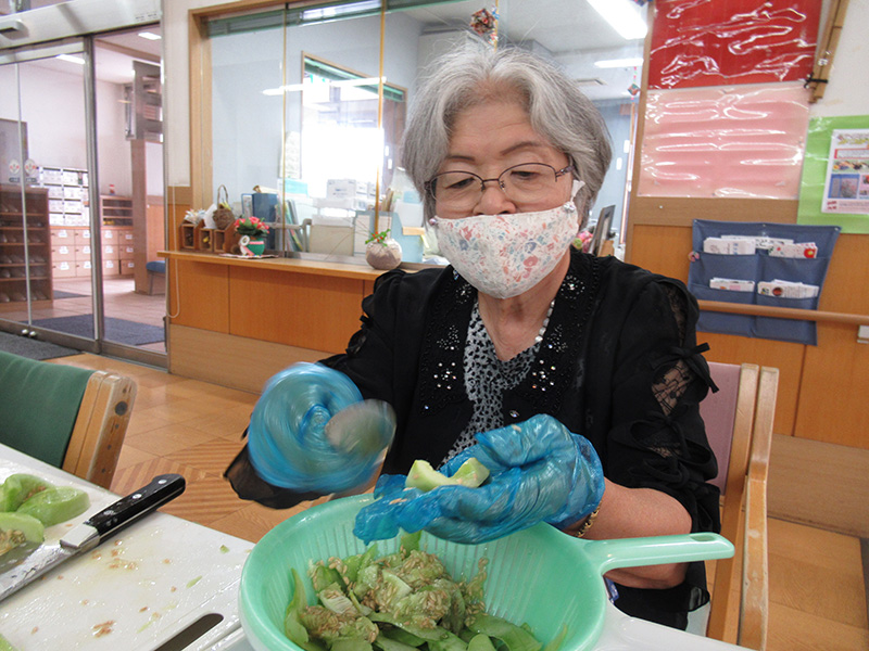 畑のまくわ瓜をむきました - デイ備後