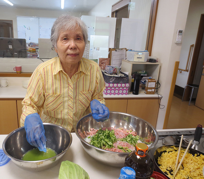 お昼作り　お好み焼き1 - 小多機まなぐら南