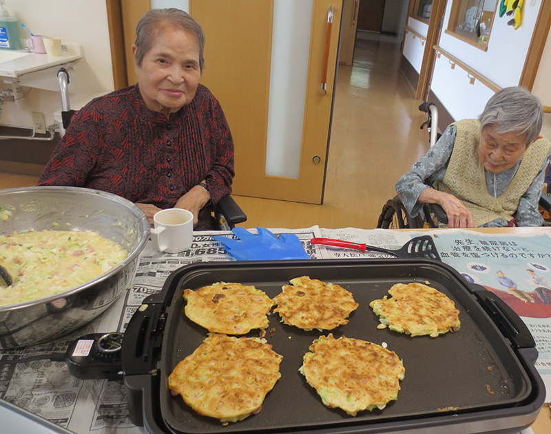 お昼作り　お好み焼き2 - 小多機まなぐら南