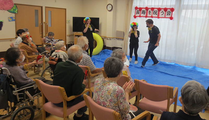 長寿を祝う会2　『ヒゲダンス』 - 小多機まなぐら南