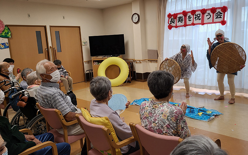 長寿を祝う会8　『ドジョウすくい』 - 小多機まなぐら南