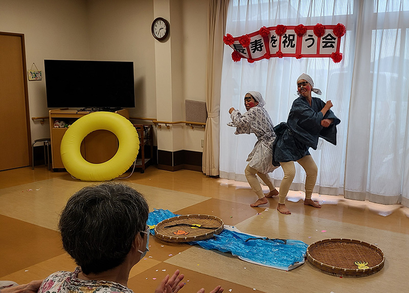 長寿を祝う会9　『ドジョウすくい』 - 小多機まなぐら南