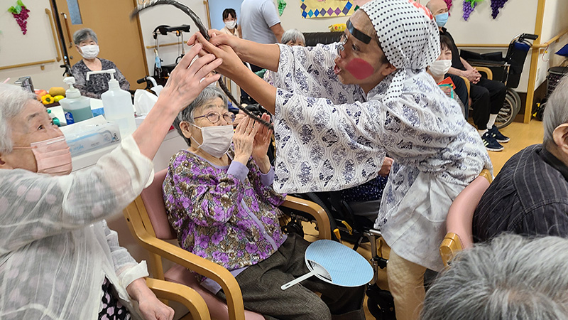 長寿を祝う会10　『ドジョウすくい』 - 小多機まなぐら南