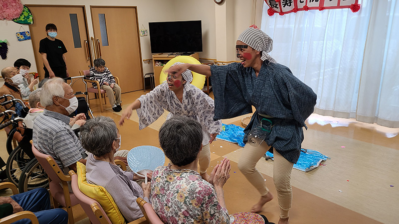 長寿を祝う会11　『ドジョウすくい』 - 小多機まなぐら南