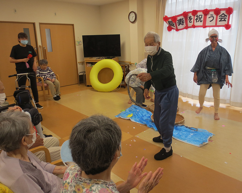 長寿を祝う会12　『ドジョウすくい』 - 小多機まなぐら南