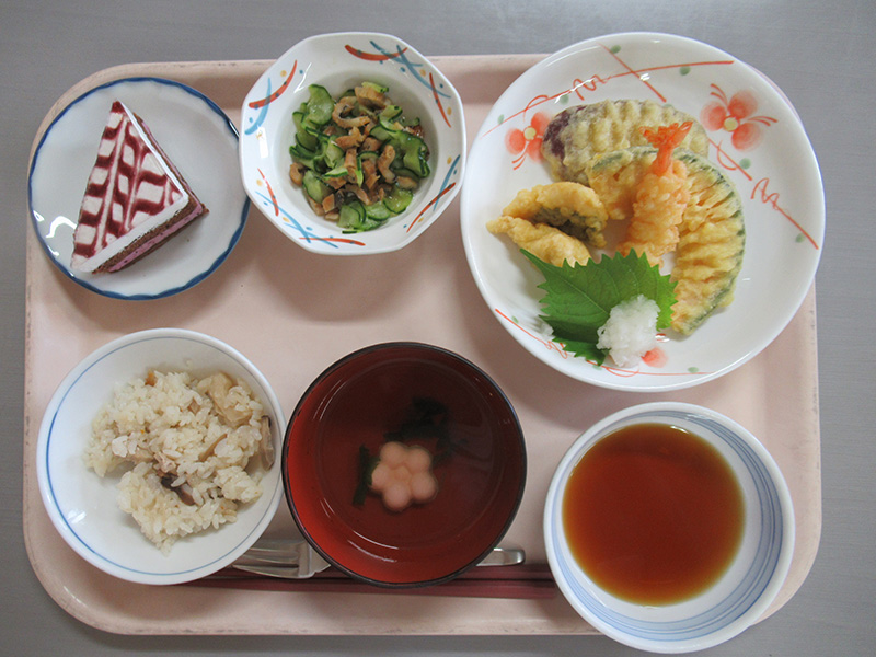 10月の誕生日会1 - ケアハウス福山