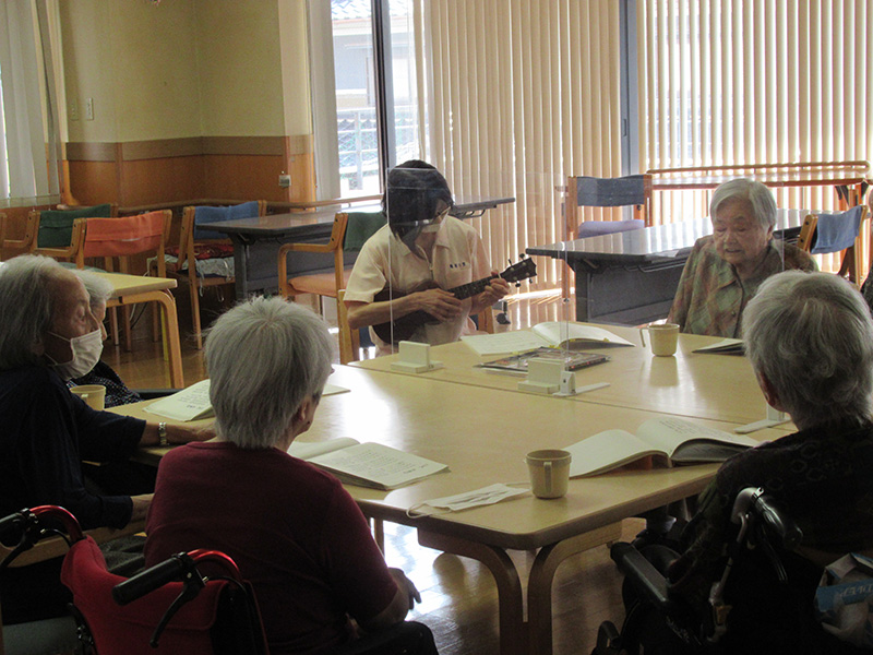 ウクレレ演奏 - ケアハウス福山