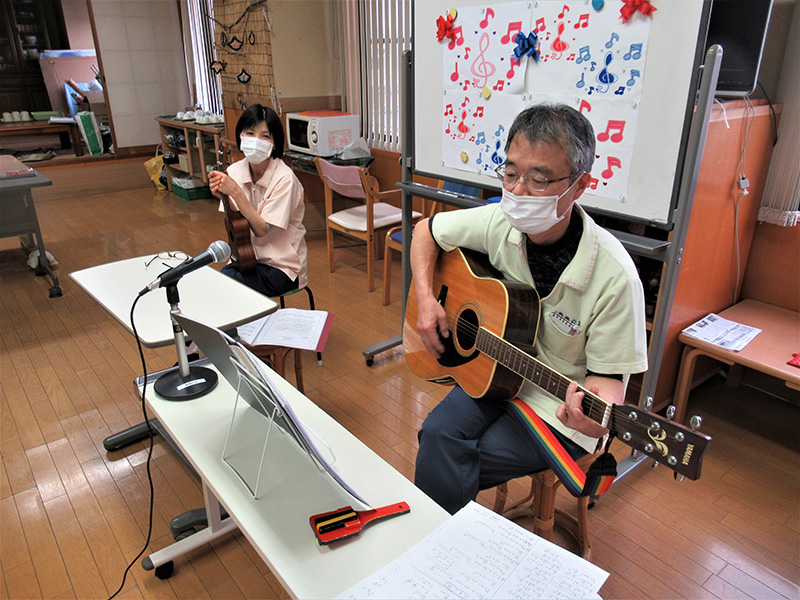 ギターウクレレ演奏合唱2 - ケアハウス福山