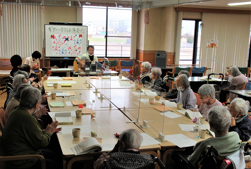 ギターウクレレ演奏合唱3 - ケアハウス福山