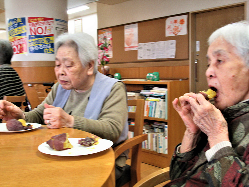焼き芋3 - ケアハウス福山
