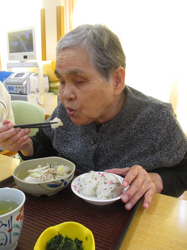芋煮とおにぎり - デイまなぐら