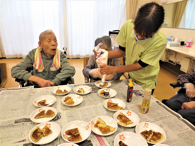 おやつ作り(バナナケーキ) 3 - 小多機まなぐら南