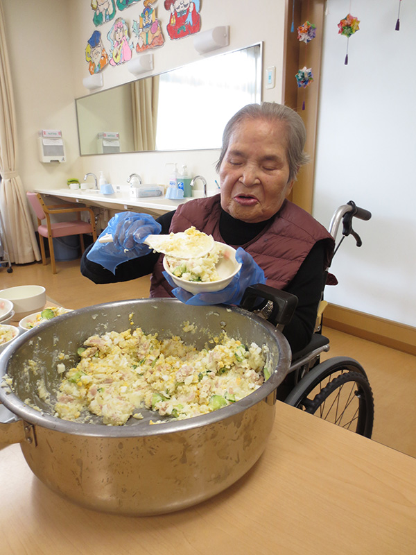 昼食作り(ポークカレー)2 - 小多機まなぐら南