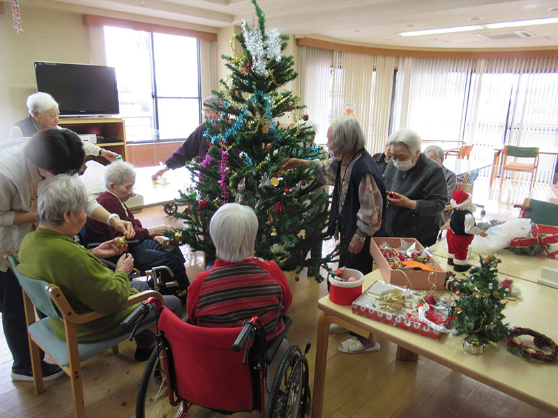 クリスマスツリー飾り付け1 - ケアハウス福山