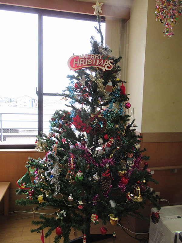 クリスマスツリー飾り付け2 - ケアハウス福山