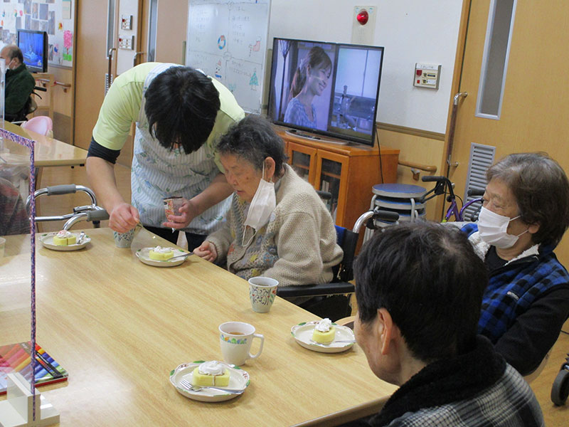 おやつ作り『ロールケーキでXmasケーキ』 1 - ショートまなぐら