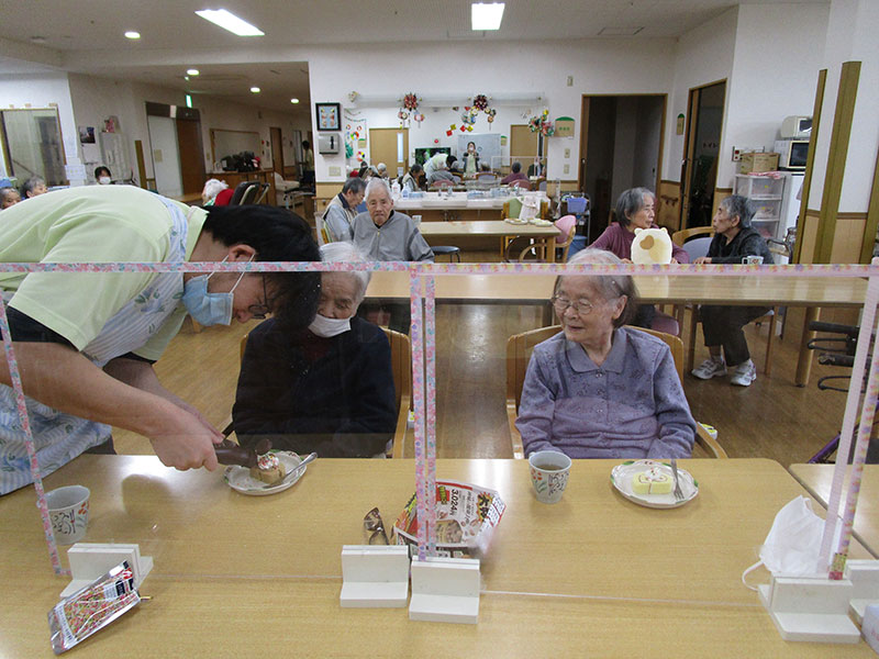 おやつ作り『ロールケーキでXmasケーキ』 2 - ショートまなぐら