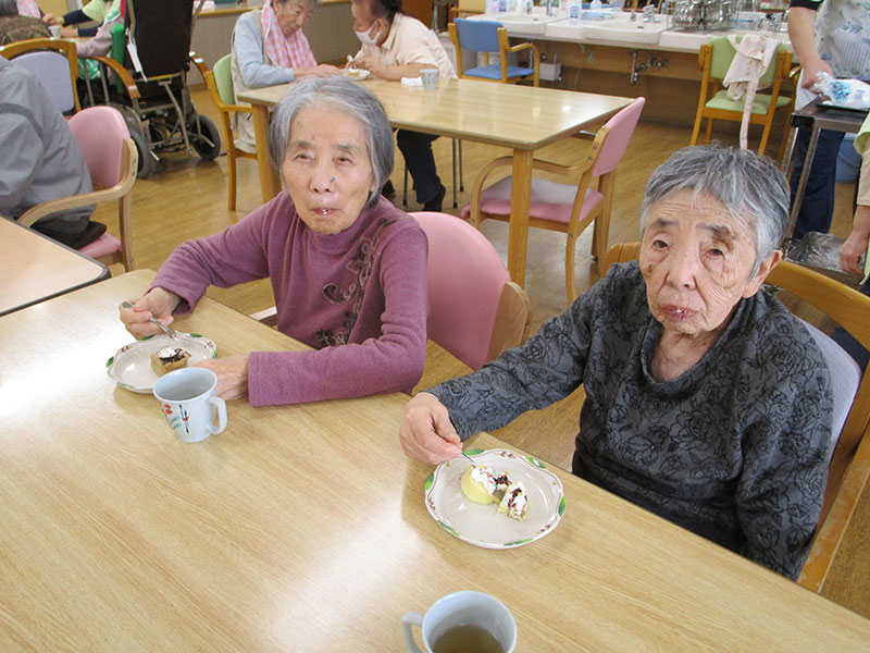 おやつ作り『ロールケーキでXmasケーキ』 3 - ショートまなぐら