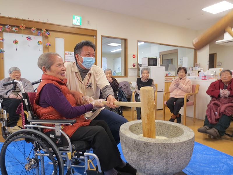 お餅つき1 - 小多機まなぐら南