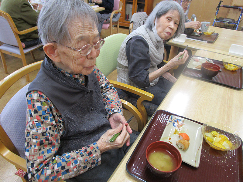 お昼はお寿司です - ショートまなぐら