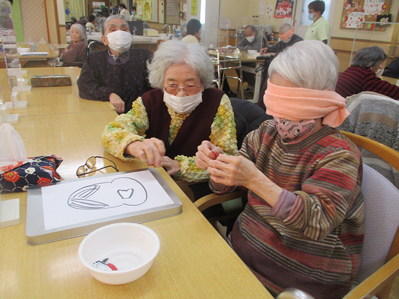 レク　福笑い - デイまなぐら