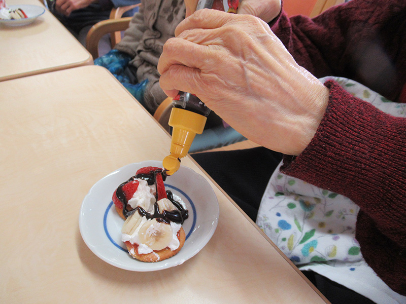 バレンタインのトッピングクッキー2 - ケアハウス福山