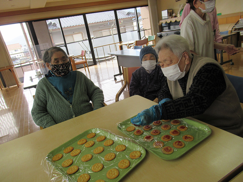 バレンタインのトッピングクッキー3 - ケアハウス福山